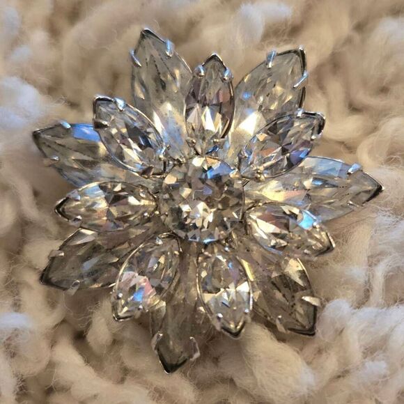 Vintage Rhinestone Flower Burst Brooch Pin - Picture 2 of 7
